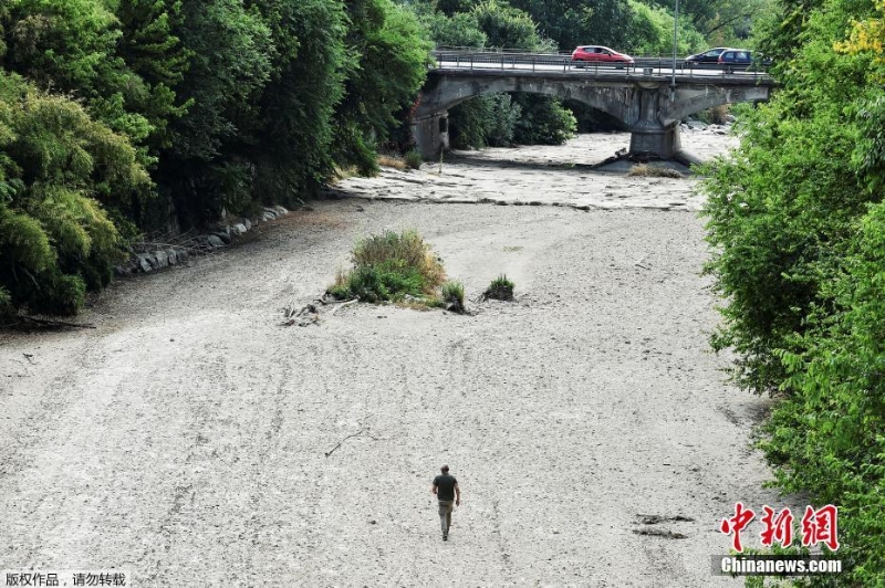 意大利波河支流面臨70年來最嚴(yán)重干旱 河床干涸見底