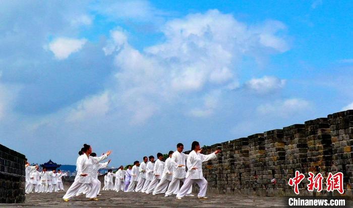 太極拳愛好者在襄陽古城墻上練習(xí)太極拳 王虎 攝