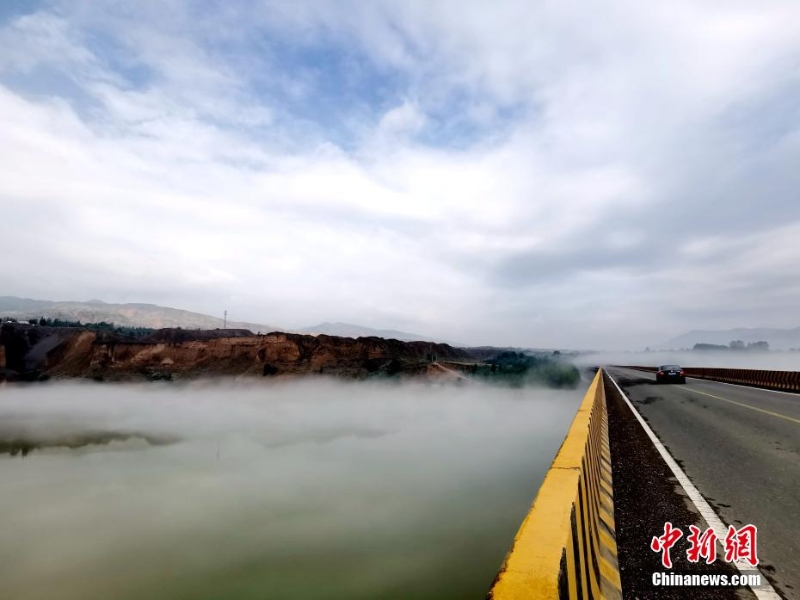 青海尖扎：薄霧、群山、綠樹勾勒黃河夏日圖景