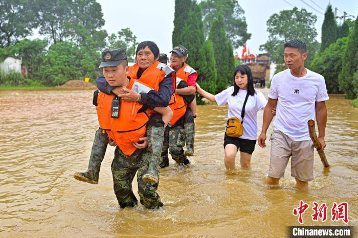 武警江西總隊(duì)機(jī)動(dòng)支隊(duì)官兵奔赴江西景德鎮(zhèn)市樂(lè)平市樂(lè)港鎮(zhèn)救助轉(zhuǎn)移受災(zāi)群眾?！∨矶?攝