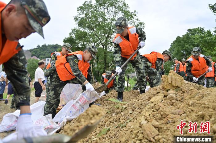 武警江西總隊(duì)機(jī)動(dòng)支隊(duì)官兵奔赴江西景德鎮(zhèn)市樂(lè)平市開(kāi)展搶險(xiǎn)救援，填裝沙袋。　彭丁 攝