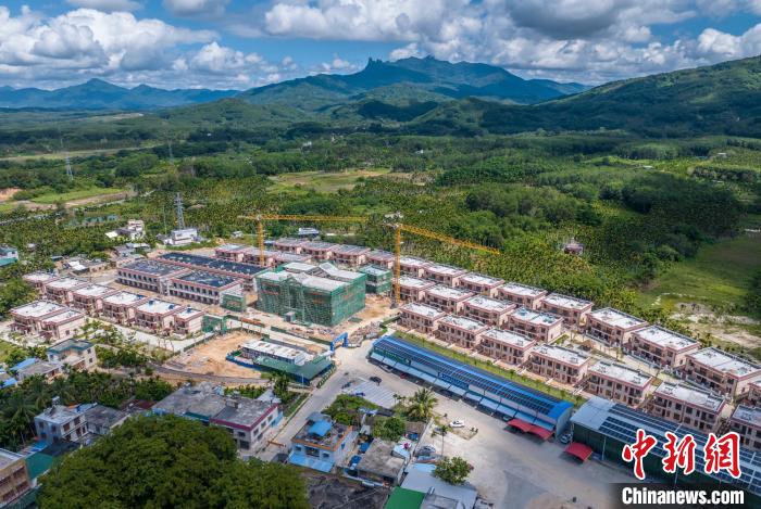 圖為航拍海南省保亭黎族苗族自治縣什玲鎮(zhèn)(水賢村、什東村)生態(tài)搬遷安置區(qū)項目?！●樤骑w 攝