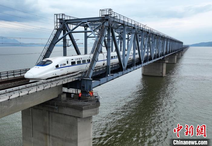 一列高鐵從九景衢鐵路鄱陽湖大橋通過。　胡國林 攝