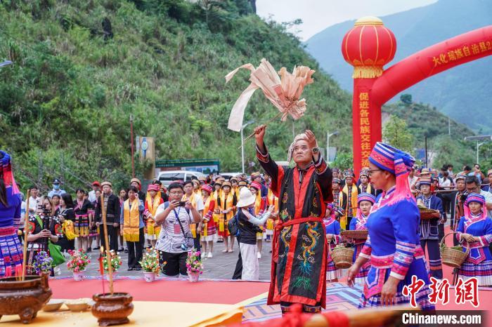 圖為布努瑤民眾在密洛陀始祖塑像前進行祭祀。　陳冠言 攝