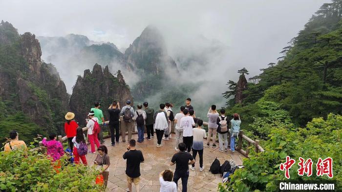 資料圖：夏日黃山云霧繚繞?！≡S永杰 攝