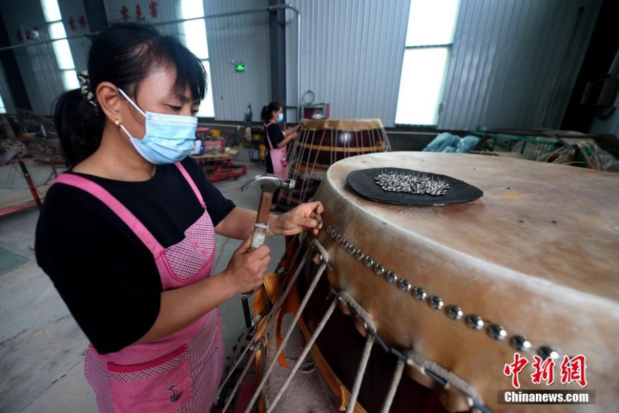 探訪河北饒陽(yáng)民族鼓制作工藝 產(chǎn)品暢銷海內(nèi)外