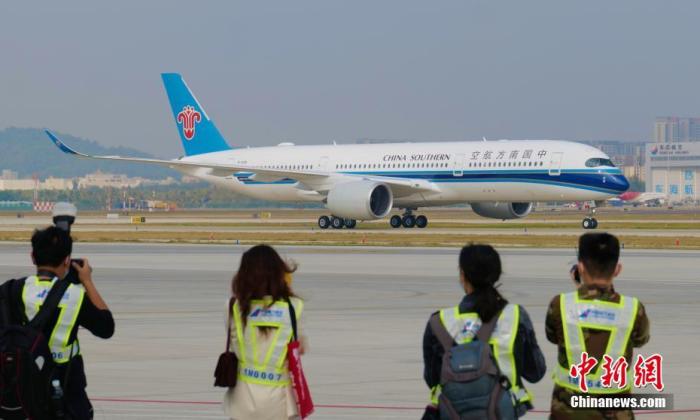 資料圖：2022年1月6日，南航兩架全新大型遠程寬體A350-900型客機同時落戶廣東深圳，加盟南航深圳分公司，深圳迎來目前最大空客寬體客機。圖為A350-900型客機飛抵深圳寶安國際機場。 中新社記者 陳文 攝