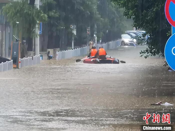 強降雨導(dǎo)致粵北韶關(guān)出現(xiàn)嚴重內(nèi)澇，救援人員在搜救被困人員(資料圖) 韶關(guān)市政府 供圖