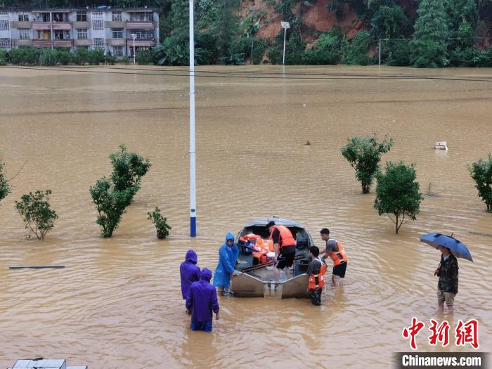 強降雨導(dǎo)致粵北韶關(guān)出現(xiàn)嚴重內(nèi)澇，救援人員在轉(zhuǎn)移被困人員(資料圖) 韶關(guān)市政府 供圖