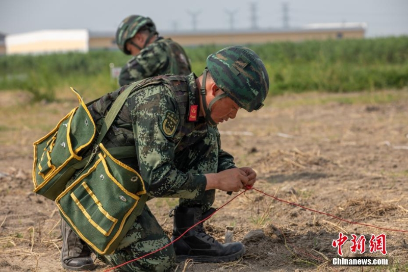 40℃高溫 武警上?？傟?duì)“三實(shí)”訓(xùn)練戰(zhàn)味十足