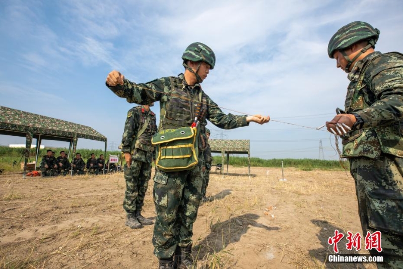 40℃高溫 武警上?？傟?duì)“三實(shí)”訓(xùn)練戰(zhàn)味十足