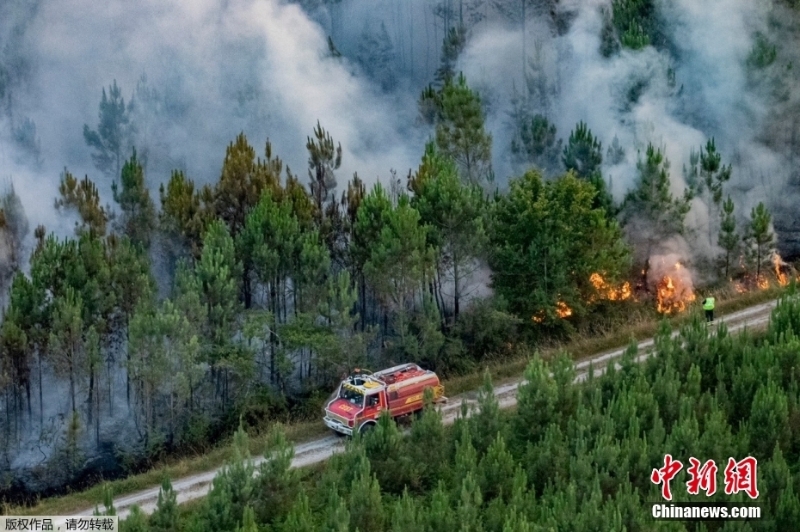 法國林火持續(xù)蔓延 過火面積達(dá)上萬公頃