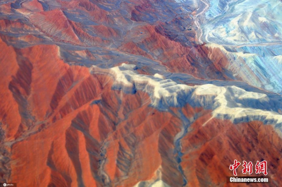 航拍新疆天山百里丹霞地貌 錯(cuò)落有致鮮艷奪目