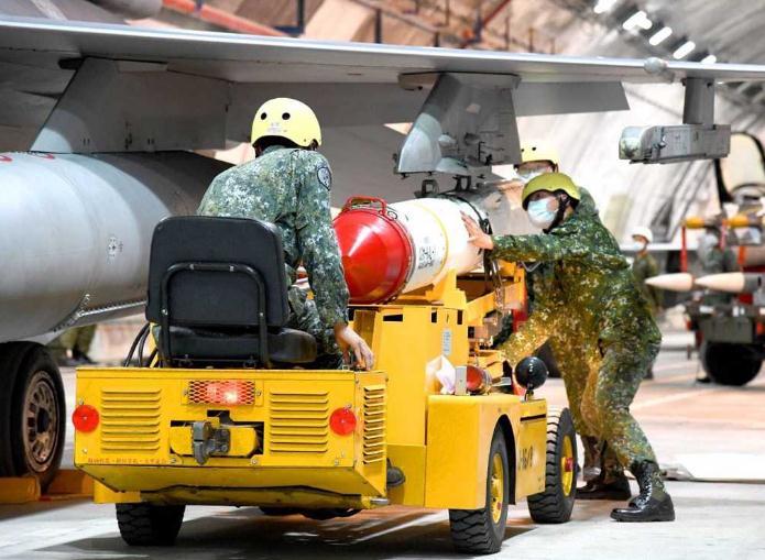 武掛分隊士官兵在佳山洞庫內(nèi)替F-16戰(zhàn)機進行空射型魚叉飛彈掛載。圖片來源：臺灣“中時新聞網(wǎng)”(臺“空軍司令部”提供)