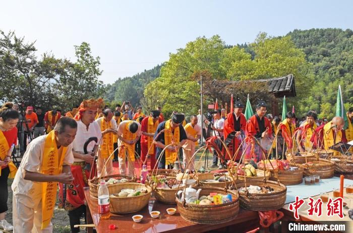 由主祭人帶領(lǐng)信眾祭拜蕭圣君。