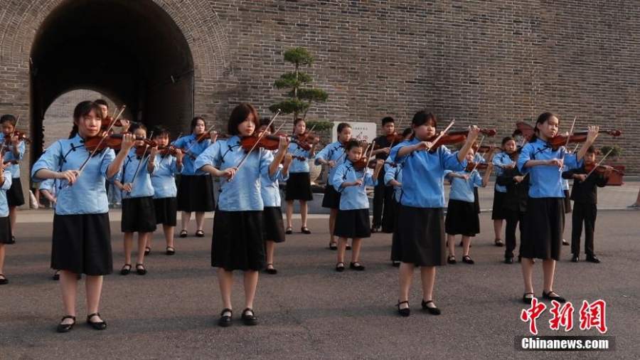 40多名學(xué)生河北正定古城小提琴齊奏《黃河》