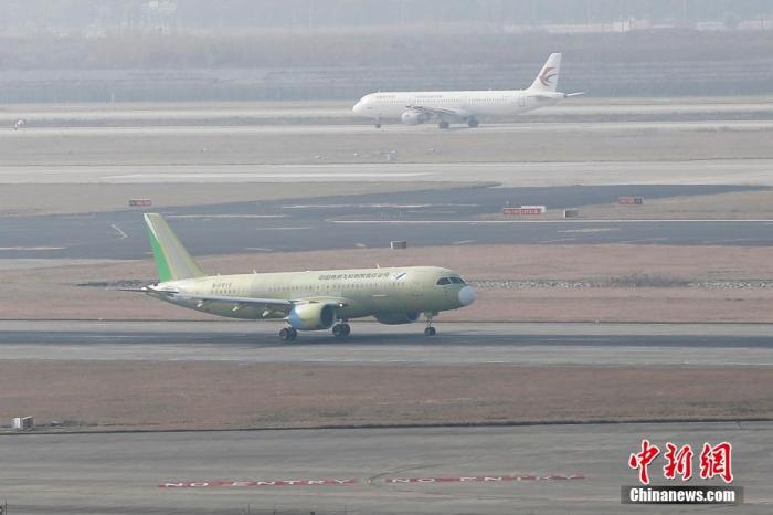 2019年12月27日，中國商飛C919大型客機106架機(前)從浦東機場第四跑道起飛。 <a target='_blank' href='/'>中新社</a>記者 殷立勤 攝