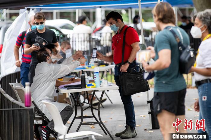 當?shù)貢r間7月26日，美國紐約曼哈頓一處猴痘疫苗接種點，工作人員為民眾驗證預約信息 <a target='_blank' href='/'>中新社</a>記者 廖攀 攝