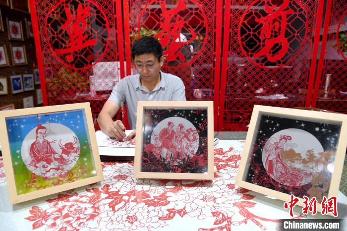 尤金水創(chuàng)作的三幅剪紙作品 苗鳳強(qiáng) 攝