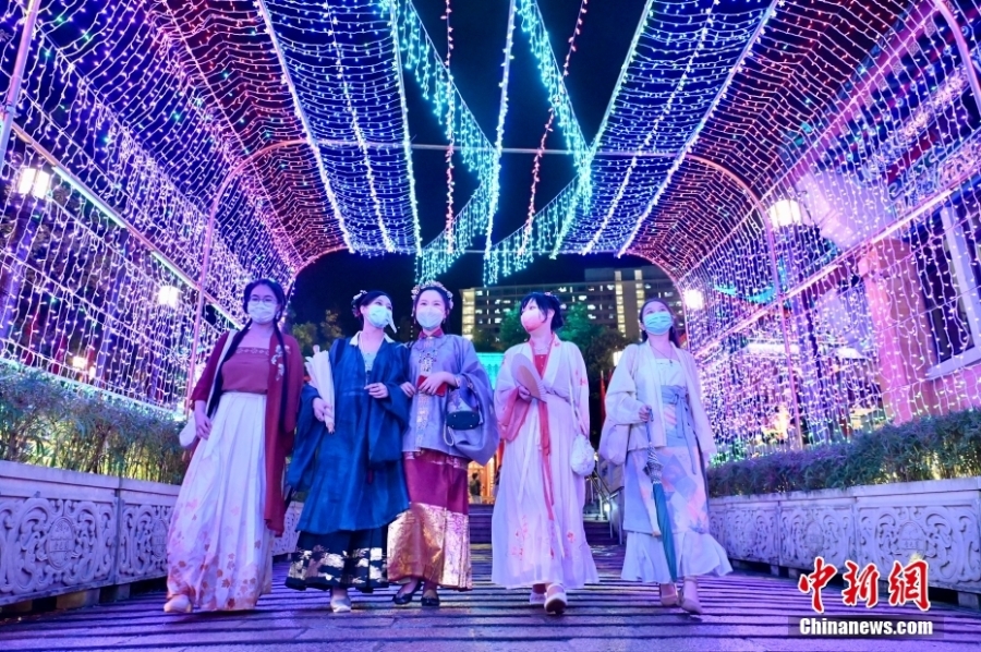 香港市民身穿華服到黃大仙祠共度七夕