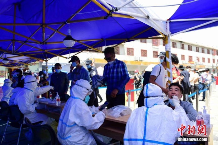 8月9日，西藏拉薩，市民在城關區(qū)八廓街道魯固社區(qū)的核酸檢測現(xiàn)場進行核酸檢測。 <a target='_blank' href='/'>中新社</a>記者 貢嘎來松 攝