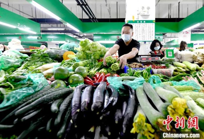 8月9日，拉薩市一農(nóng)貿(mào)市場內(nèi)，經(jīng)營者正在擺放菜品。據(jù)拉薩市官方當(dāng)日召開的新聞發(fā)布會(huì)消息，拉薩生活必需品儲(chǔ)備充足。記者 李林 攝