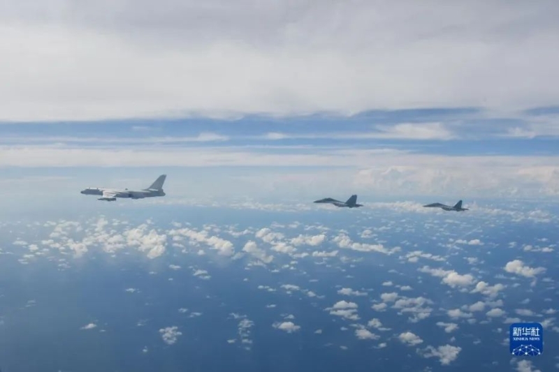 8月7日，中國(guó)人民解放軍東部戰(zhàn)區(qū)按計(jì)劃，繼續(xù)在臺(tái)島周邊?？沼蜻M(jìn)行實(shí)戰(zhàn)化聯(lián)合演訓(xùn)。這是戰(zhàn)機(jī)編隊(duì)飛行。圖片來(lái)源：新華網(wǎng) 李秉諭 攝