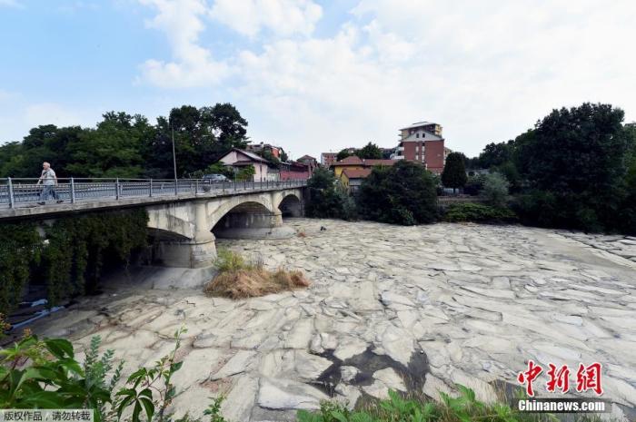 當?shù)貢r間6月19日，意大利都靈省貝納斯科，當?shù)貙儆诓ê又Я髦坏纳８陜群诱?jīng)歷70年來最嚴重的干旱，河床干涸見底。