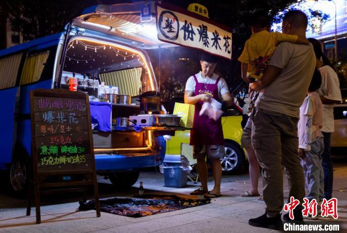 圖為貴州省地質(zhì)博物館的“后備箱”美食市集。　貴州省地質(zhì)博物館供圖