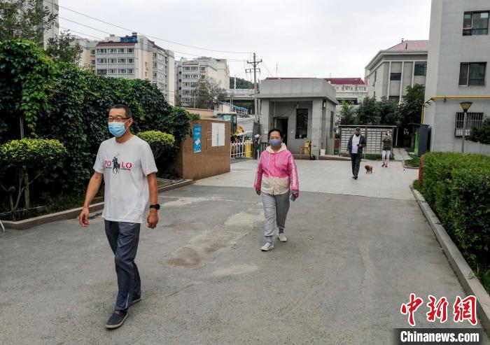 烏魯木齊市沙依巴克區(qū)國道社區(qū)，市民保持距離在小區(qū)內(nèi)散步。　鐘欣 攝