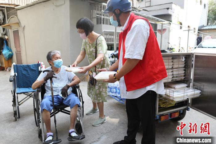 李加茂是上海的一名社區(qū)送餐員，他主要負責長壽路街道的助老送餐服務?！埡鄠?攝