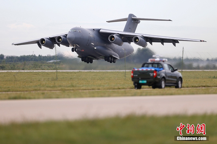 8月26日，中國(guó)空軍航空開放活動(dòng)暨長(zhǎng)春航空展在吉林長(zhǎng)春舉辦。圖為運(yùn)-20飛行展示。 <a target='_blank' href='/'>中新社</a>記者 富田 攝