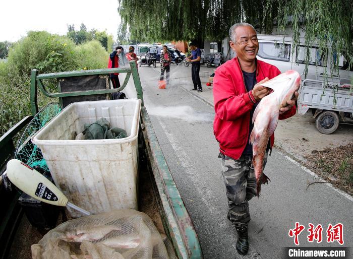 開湖第一天，就打上來了“大家伙”。　陳康 攝