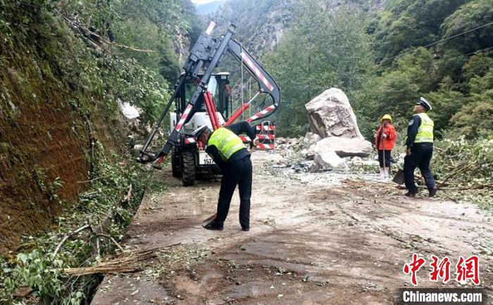 交警和救援力量正在疏通受損道路?！「首沃莨簿止﹫D