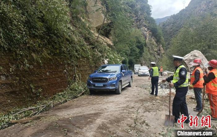 甘孜州公安交警等救援力量正在搶通地震中受損的道路，疏散車輛?！「首沃莨簿止﹫D