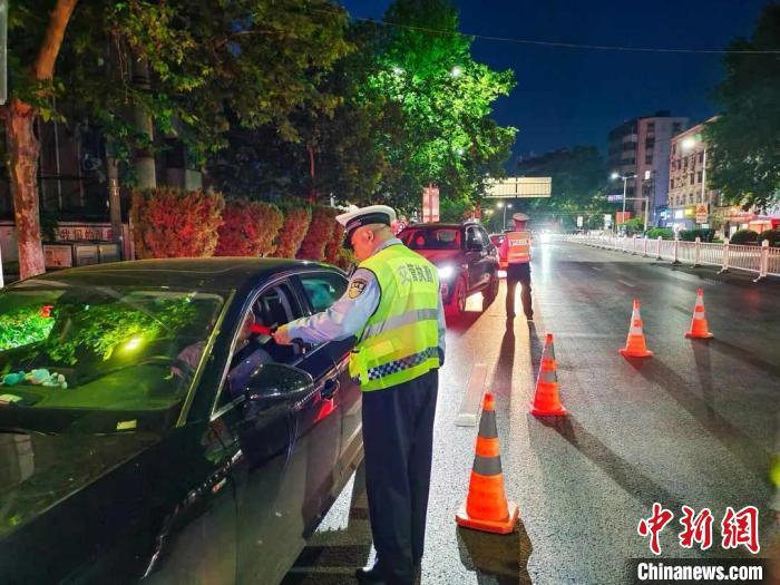 資料圖：交警設卡查酒駕?！“不帐」矎d交警總隊供圖