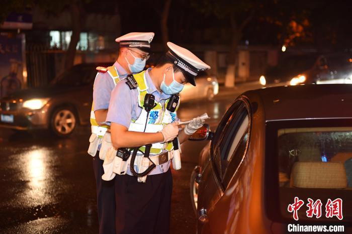 資料圖：天津民警正在對車輛進行檢查。天津市公安局供圖