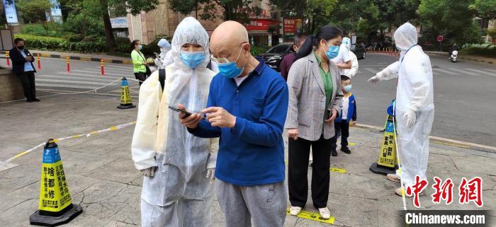 向鳳群在山水黔城社區(qū)參加志愿服務，幫助老人完成核酸程序注冊?！?伍春華供圖