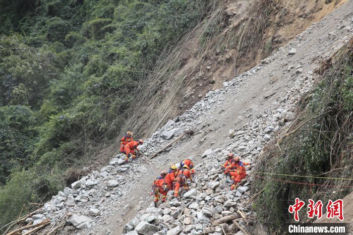 李柔拍攝的地震救援畫面。　受訪者供圖