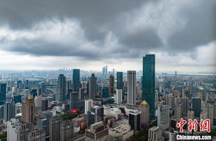 13日，受臺(tái)風(fēng)“梅花”外圍影響的南京上空?！°蟛?攝