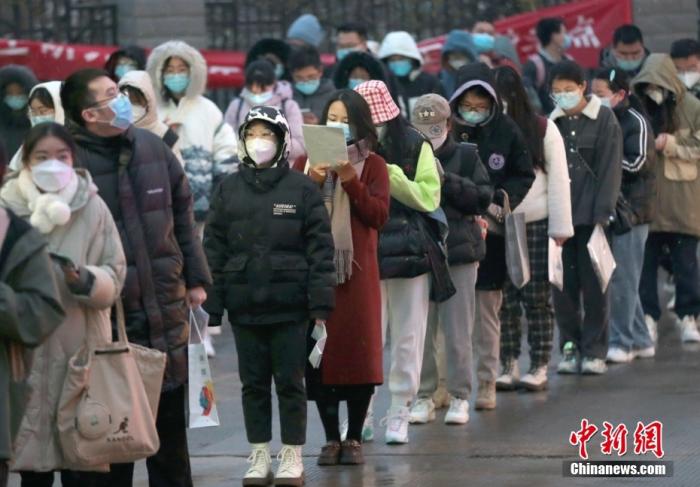 資料圖：考生在陜西省西安市的西安醫(yī)學(xué)院考點外等待入場。 <a target='_blank' href='/'>中新社</a>記者 張遠 攝