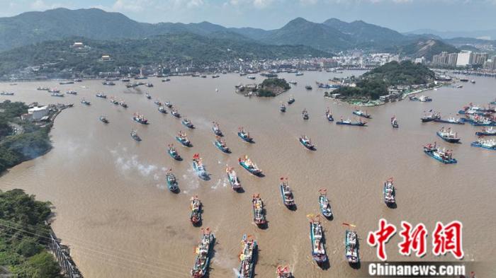 漁船駛離石浦港。王剛 攝