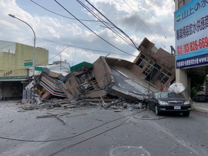 花蓮玉里鎮(zhèn)一處7-11樓房倒塌，警方表示傷亡未明。圖片來源：臺灣“中央社” 