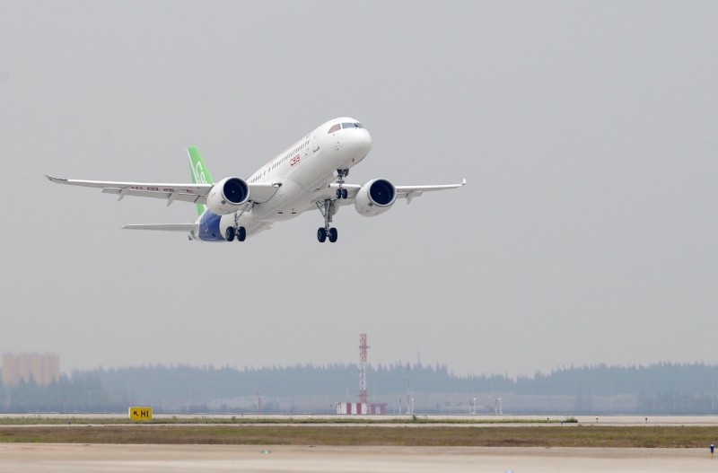 2017年5月5日，國產(chǎn)大型客機(jī)C919在上海浦東國際機(jī)場(chǎng)首飛成功。（圖源：新華社）