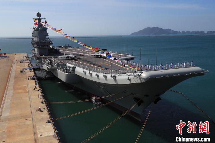 2019年12月17日，中國第一艘國產(chǎn)航空母艦山東艦在海南三亞某軍港交付海軍?！∑押Ｑ?攝