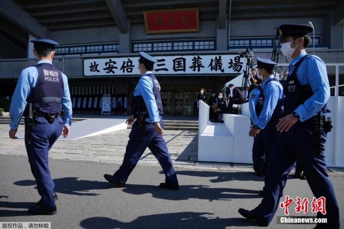 當(dāng)?shù)貢r間9月27日，日本前首相安倍晉三國葬在東京武道館舉行。