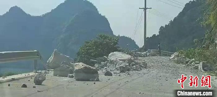 圖為地震造成山區(qū)道路受損?！|蘭宣傳部供圖