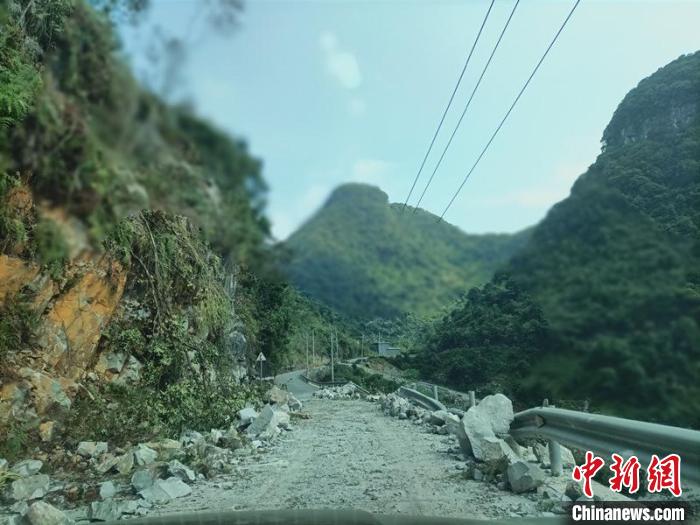 圖為地震造成山區(qū)道路受損。　東蘭宣傳部供圖