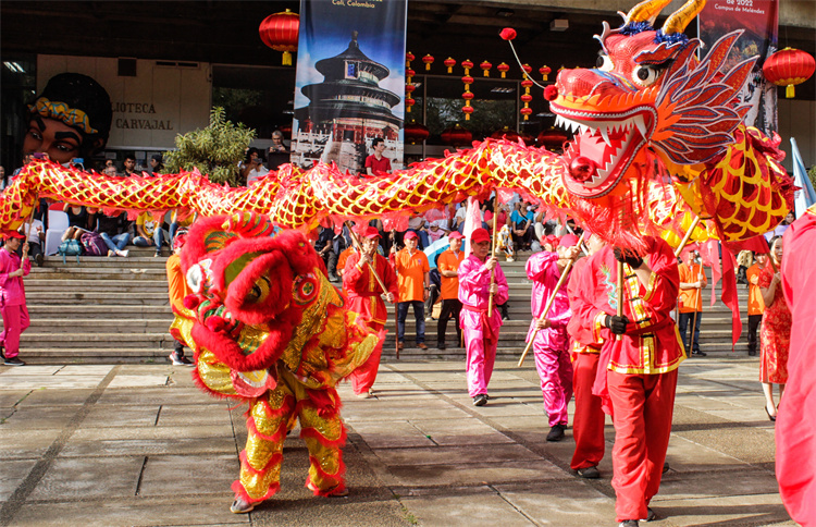 僑聯(lián)會表演的舞龍舞獅。中國駐哥倫比亞使館供圖