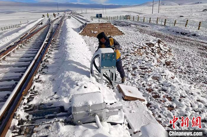 梁海峰在白雪皚皚的青藏鐵路唐古拉南站檢查信號設備。　李凱豐 攝